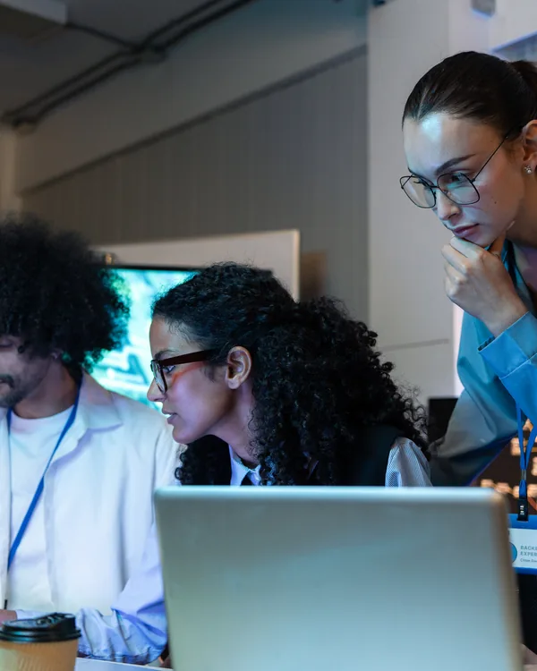 Un equipo trabajando en laptops de noche