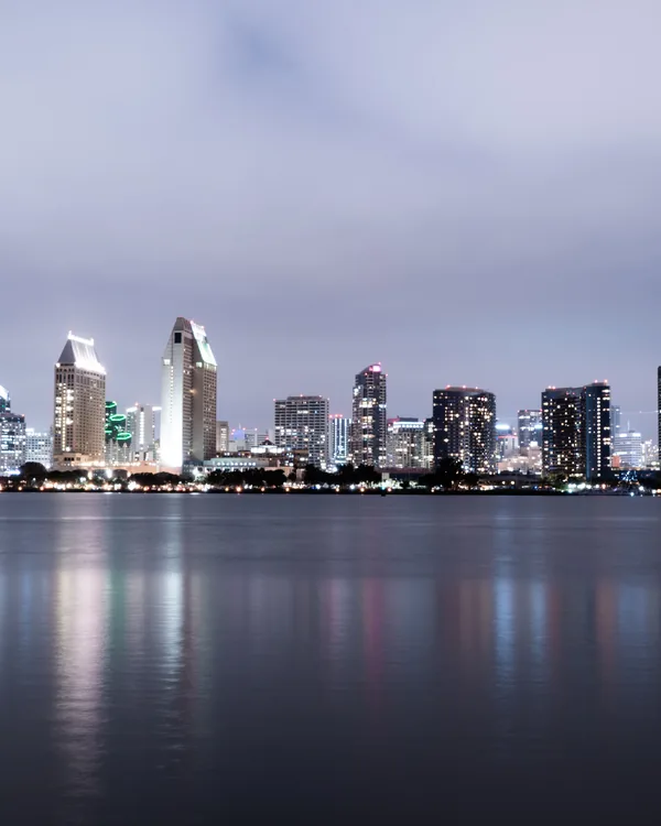 San Diego de noche desde la bahía